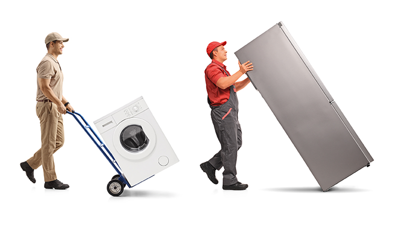 uomini che trasportano elettrodomestici